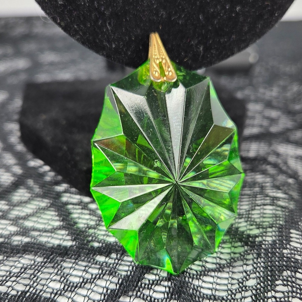 Vintage Faceted Green Glass Sunburst Pendant Gold Tone Filigree Bail 1.5 Inch